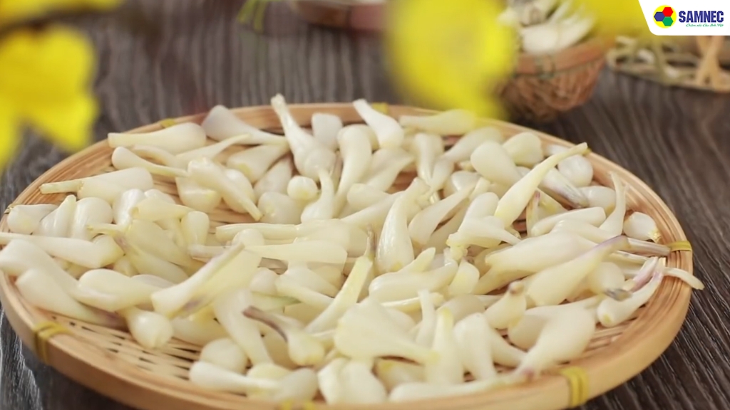Sơ chế củ kiệu và phơi nắng