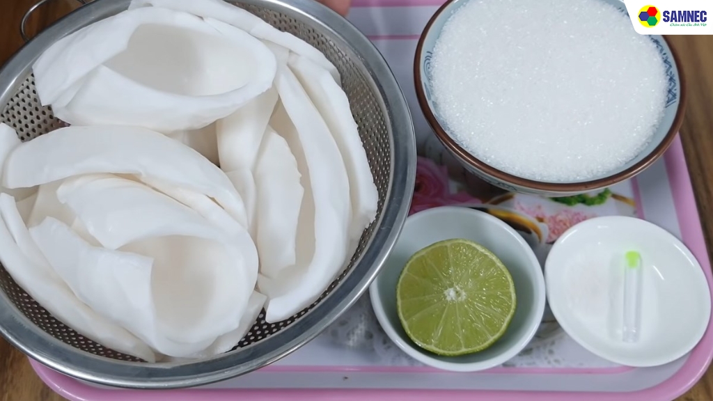 Chuẩn bị nguyên liệu làm mứt dừa non