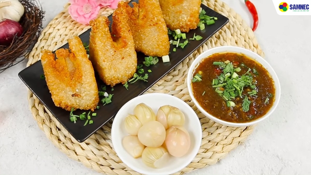 Thưởng thức bánh chưng rán