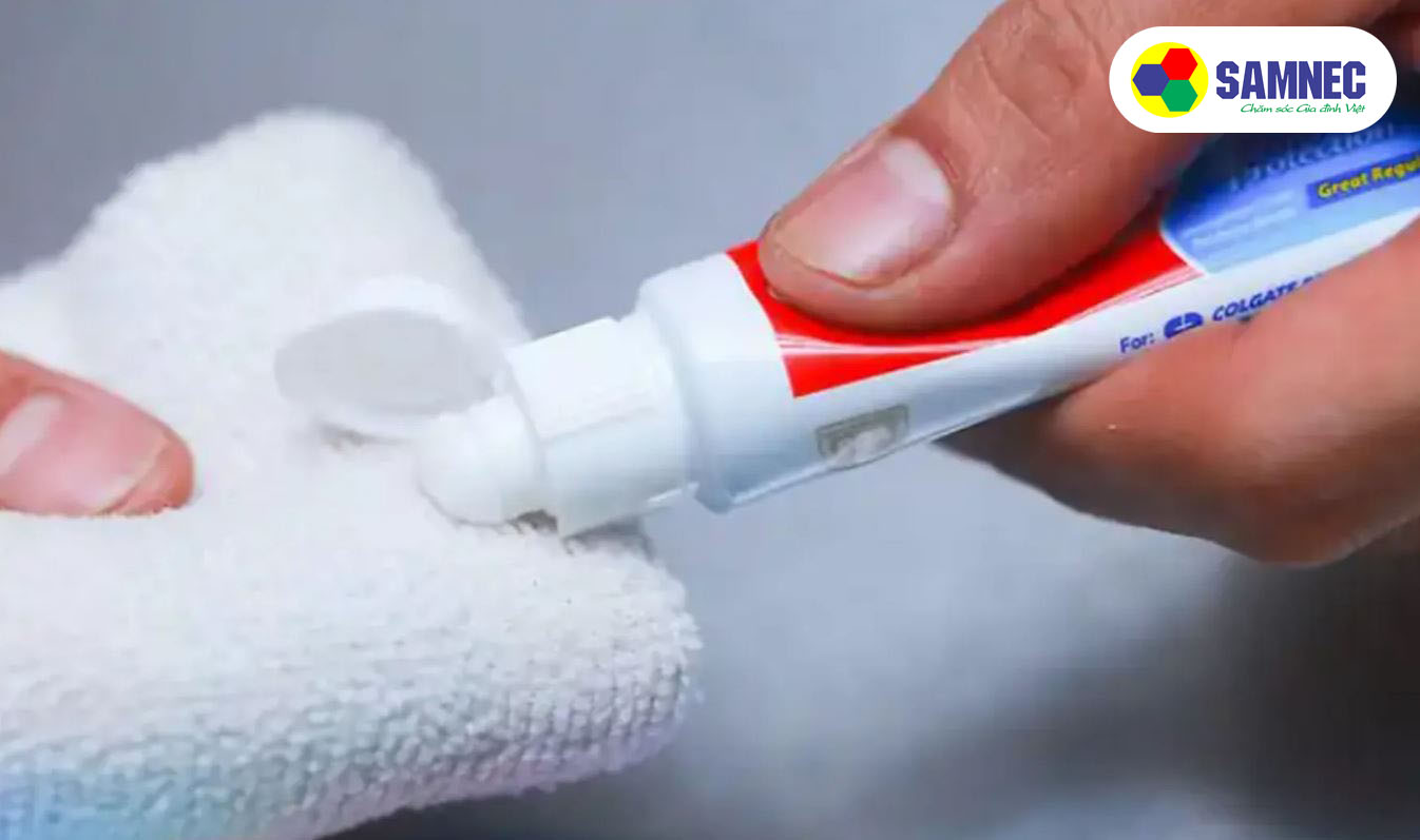 vệ sinh tivi bằng kem đánh răng