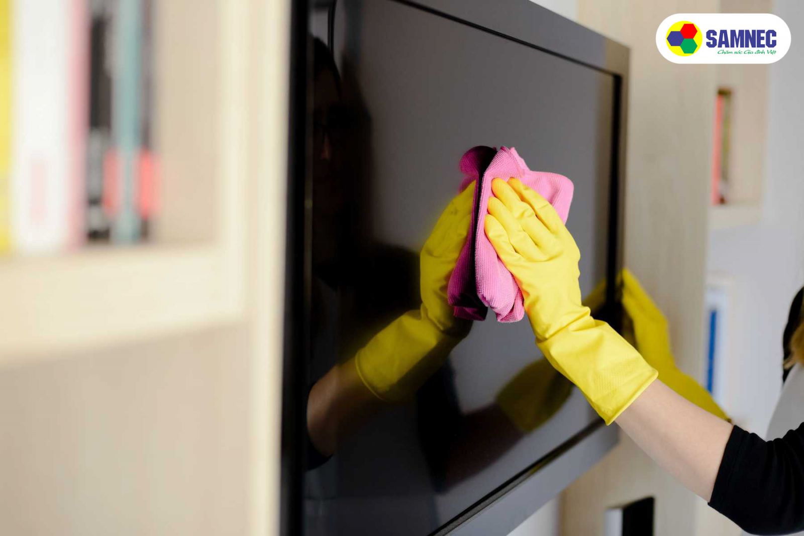 Vệ sinh tivi bằng nước