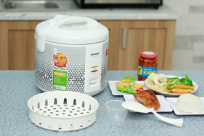 Nồi được tặng kèm xửng hấp, muỗng lấy cơm, cốc đong gạo