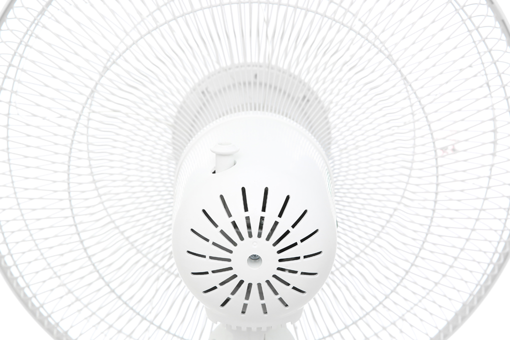 Nút xoay phía sau lồng quạt, quạt xoay được 180 độ, giúp làm mát đều không gian phòng