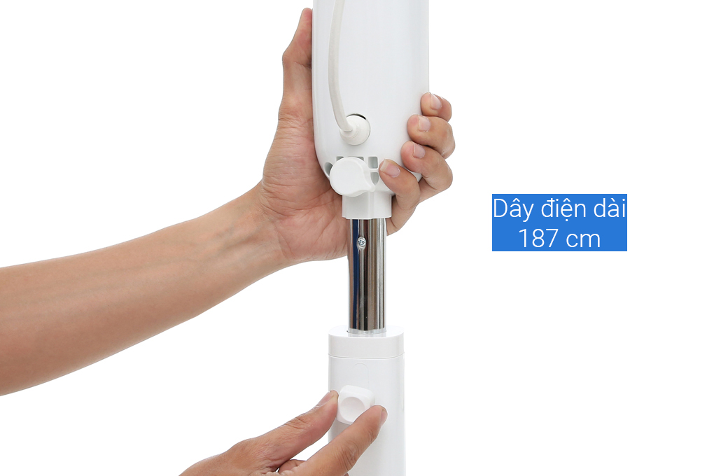 Quạt đứng Toshiba sử dụng nguồn điện 220 V, lưu ý rút cắm điện trước khi thao tác vệ sinh cánh quạt