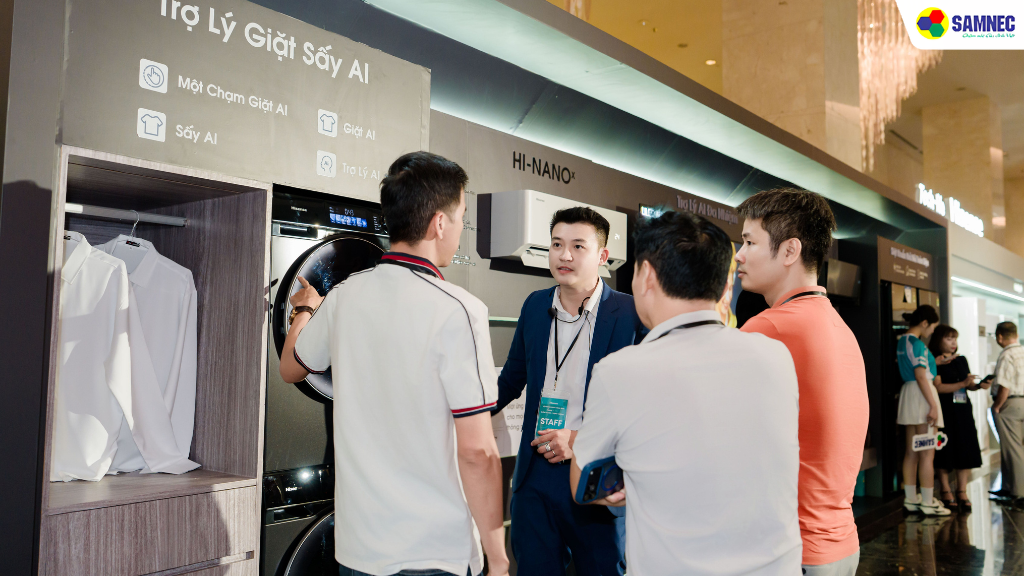 Các khách hàng trực tiếp trải nghiệm sản phẩm Hisense