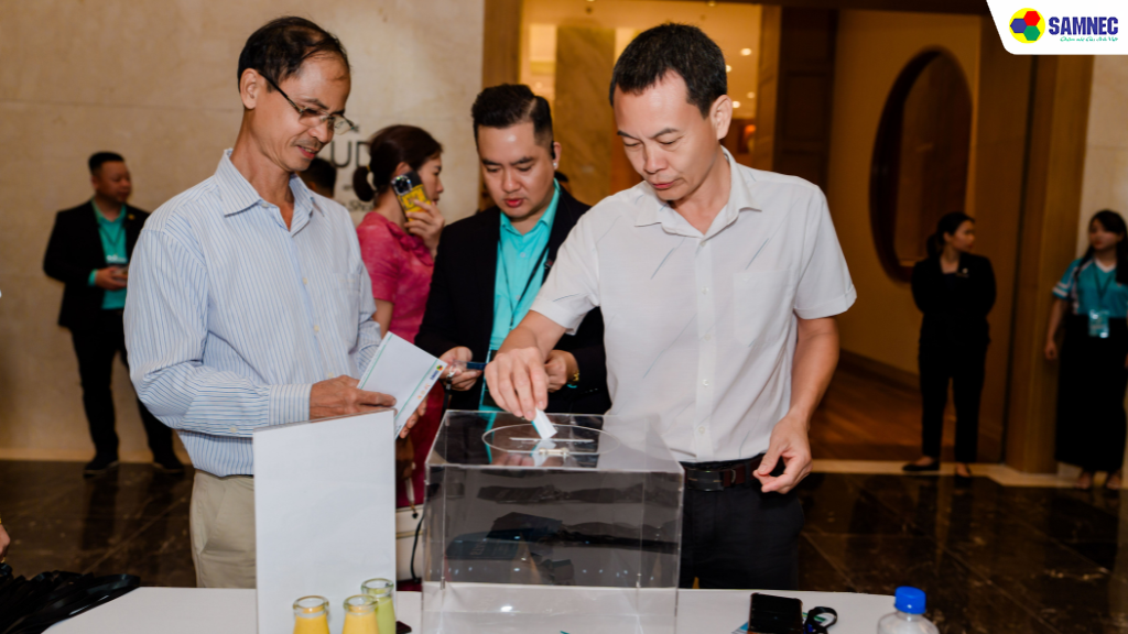 Các khách mời tham dự hào hứng tham gia bốc thăm trúng thưởng