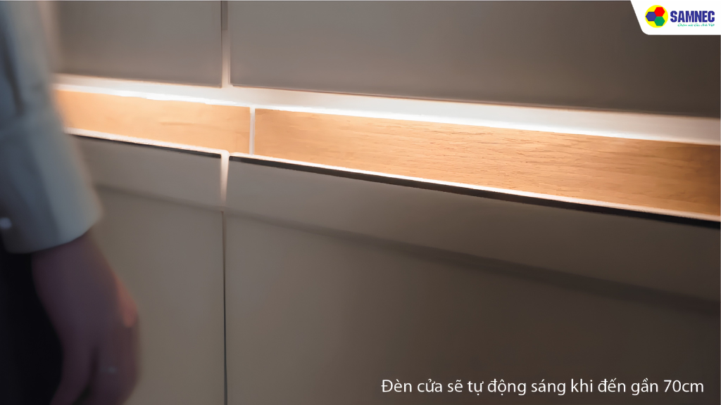 Dải đèn viền bên ngoài sẽ tự động phát sáng khi bước đến gần tủ lạnh Toshiba Japandi trong phạm vi 70cm