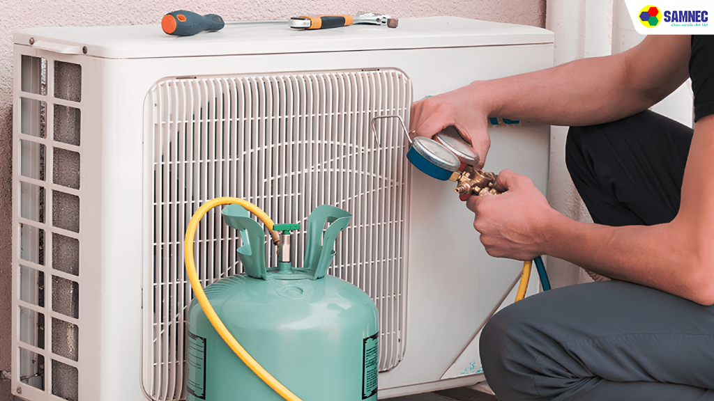 Bạn nên liên hệ với thợ điện lạnh chuyên nghiệp thay vì tự thay gas tại nhà